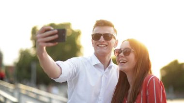 Toplantıda Genç Çift. Romantik Çift Akıllı Telefon ile Selfie Çekiyor. Aşk, Flört, Romantik.