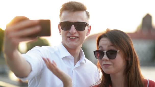 Mladý pár na schůzce. Romantický pár bral selfie s smartphone. Láska, rande, Romance. — Stock video