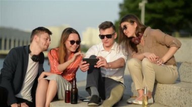 Akıllı telefonlar Ile birlikte eğlenceli olan öğrenciler grubu. Cep telefonu online Ile Hands sosyal ağ closeup. Teknoloji ve telefon bağımlılığı kavramı.