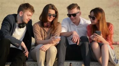 Akıllı telefonlar Ile birlikte eğlenceli olan öğrenciler grubu. Cep telefonu online Ile Hands sosyal ağ closeup. Teknoloji ve telefon bağımlılığı kavramı.