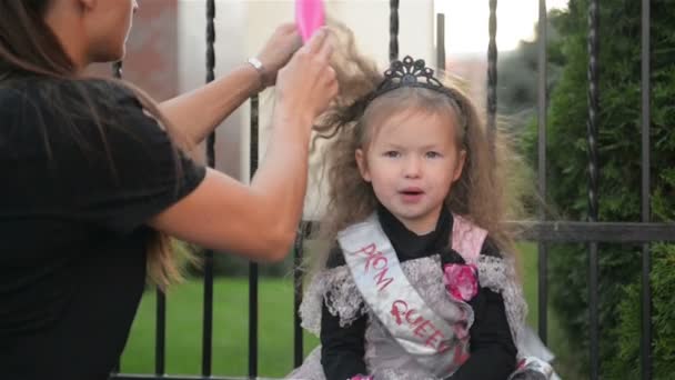 Mujer preparando a su hija para Halloween. Joven chica linda divirtiéndose. Feliz Halloween — Vídeos de Stock