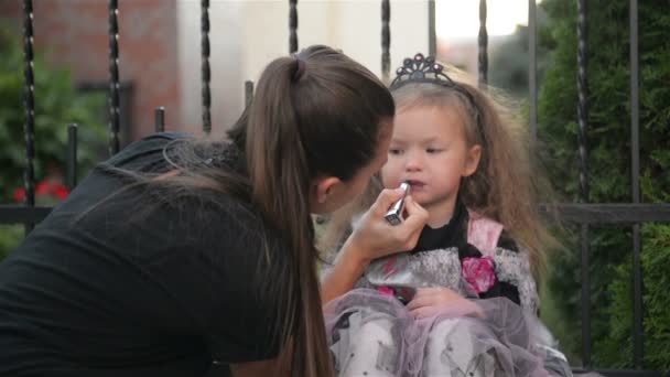 Mujer preparando a su hija para Halloween. Joven chica linda divirtiéndose. Feliz Halloween — Vídeos de Stock