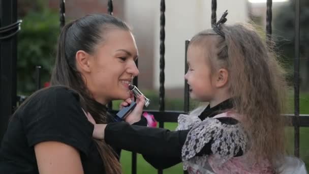 Giovane madre pittura figlie faccia per festa di Halloween. Pittura facciale e vestire . — Video Stock
