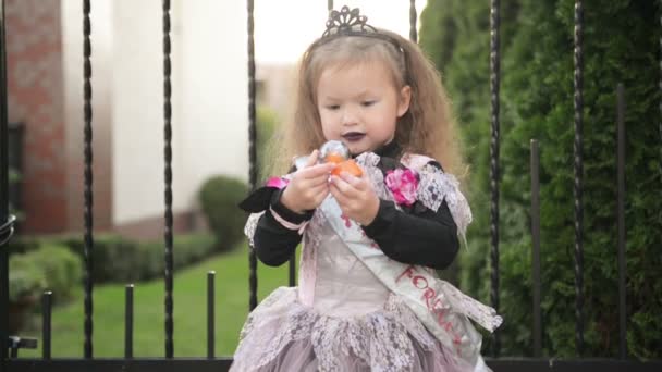 Schöne Mädchen im Hexenkostüm feiern Halloween im Freien und haben Spaß. — Stockvideo