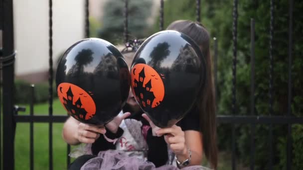 Retrato de Madre e Hijita Bonita. Celebran Halloween juntos . — Vídeos de Stock