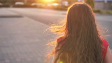 Kamera Kıvırcık Saçlı Sunshine Genç Gülümseyen Kadın Bak, Şehir Sokaklarında Yürüyen Smile Portre Mutlu, Summer Face Sunset Beautiful Lady Outdoor, Slow Motion