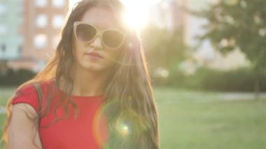 Parkta Gülümseyen Mutlu Güzel Kadının Yavaş Çekim Portresi. Gerçek İnsanlar Serisi