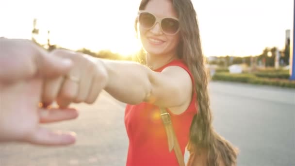 Punto di vista. Ritratto di giovane donna felice che tiene per mano il suo ragazzo che cammina in città. Famiglia felice — Video Stock