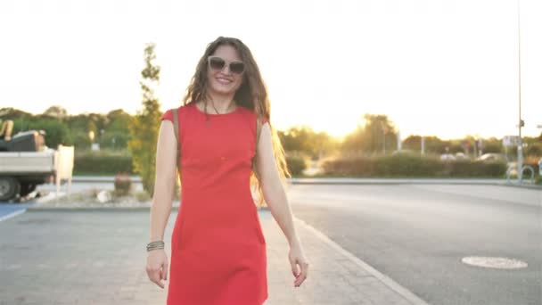 Brunette young attractive woman posing look on the camera, walk at city center. — Stock Video