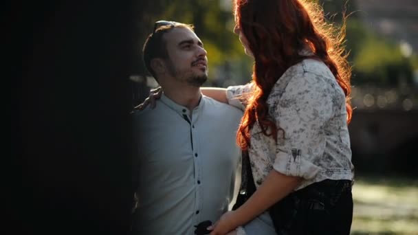 Pareja romántica en el parque se abrazan en el verano. Se miran unos a otros. Felices juntos . — Vídeos de Stock