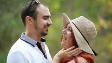 Romantik Çift parkta birbirlerine yaz aylarında sarılmak. Onlar birbirlerine bakıyorlar. Mutlu birlikte.