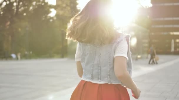 Punkt widzenia. Portret szczęśliwej młodej kobiety trzymając rękę jej chłopaka chodzenie w mieście — Wideo stockowe