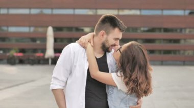 Açık havada aşık genç bir çift. Gün batımında kucaklaşan genç kadın ve adamın portresi.