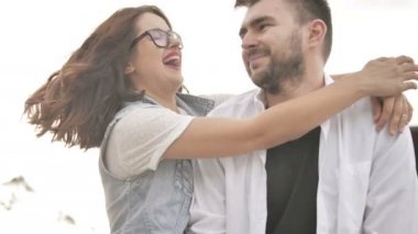 Şehirde iyi vakit geçiren birkaç arkadaş. Kız uzun bir süre sonra birbirlerini görmedikleri arkadaşına sarılır.