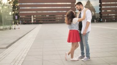 Öpüşme ve sokakta haugging ise genç şık çift Pretty yaz güneşli açık hava portresi.