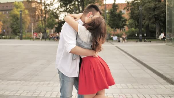 Bastante verano soleado retrato al aire libre de joven pareja elegante mientras se besa y se arrodilla en la calle . — Vídeos de Stock