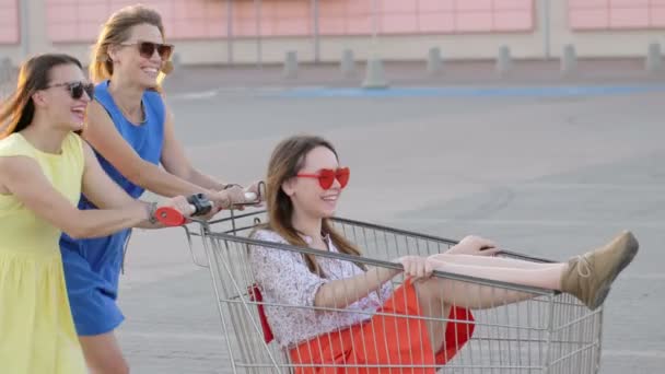 Grupo de jóvenes felices divirtiéndose en carritos de compras. Jóvenes corriendo en el carrito de la compra. Concepto de estilo de vida. Grupo de amigos disfrutar de la vida . — Vídeo de stock