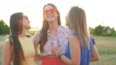 Sıcak Yaz Günü Boyunca Sokakta Sarılan Üç Arkadaşın Mutlu Buluşması. Güneş Gözlüğü ve Kısa Elbiseler Giyen Üç Kız Gülümseyen ve Kucaklayan Açık Havada.
