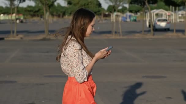 Mujeres jóvenes caminando por la calle mirando sus teléfonos inteligentes ignorando y chocando entre sí. Adicta a las redes sociales. Antisocial millennials, tecnología y comunicación — Vídeos de Stock