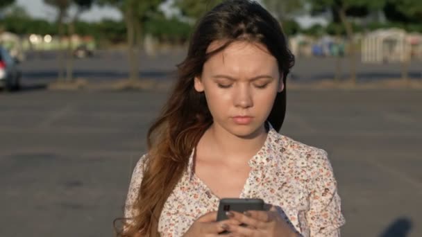 Jovens mulheres andando pela rua olhando para seus smartphones ignorando e colidindo umas com as outras. Viciado em redes sociais. Millennials anti-sociais, tecnologia e comunicação — Vídeo de Stock