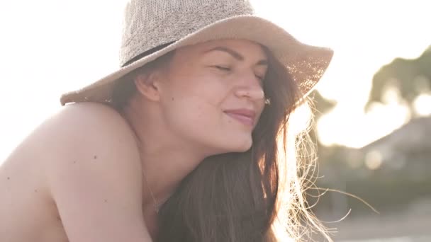 Jonge mooie vrouw het dragen van een stro hoed gezicht close-up en ogen gesloten zonder make-up. Outdoors Lifestyle portret — Stockvideo