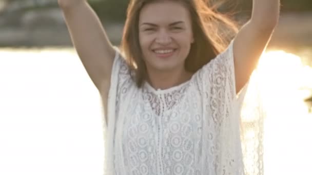 Portret van mooie vrouw dragen stro hoed op het strand. Close-up gezicht van aantrekkelijk glimlachend meisje met bruin haar. Gelukkige rijpe vrouw genieten van de zomer. — Stockvideo