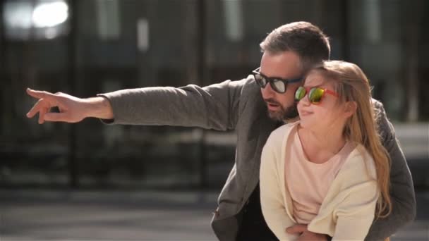 Retrato de Filha Feliz com Seu Pai. Eles estão se divertindo muito porque hoje é o Dia dos Pais . — Vídeo de Stock