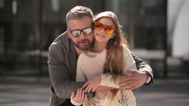 Portrait de Happy Daughter avec son père. Ils s'amusent beaucoup parce que c'est aujourd'hui la Journée des Pères . — Video