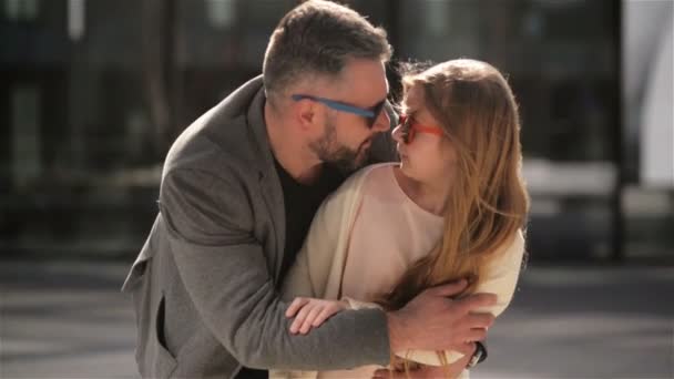 Portrait de Happy Daughter avec son père. Ils s'amusent beaucoup parce que c'est aujourd'hui la Journée des Pères . — Video