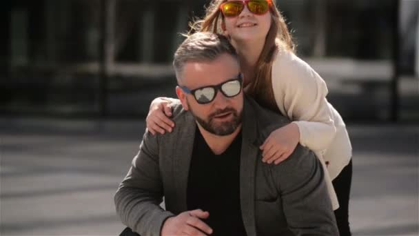 Père avec sa fille mignonne s'amuser en plein air. Jour des Pères humeur . — Video