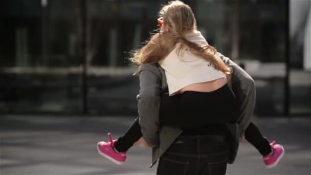 Père avec sa fille mignonne s'amuser en plein air. Jour des Pères humeur . — Video