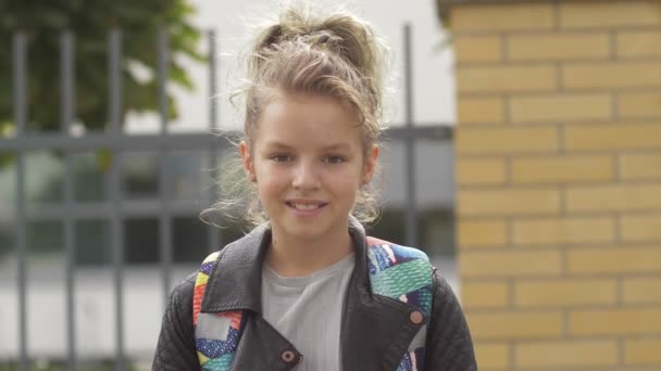 Portrait d'une lycéenne avec des sacs à dos près des escaliers près de l'édifice du Collège — Video