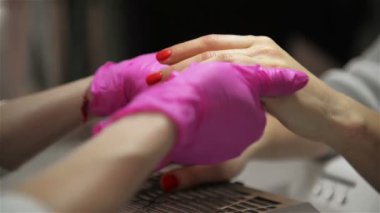 Manikür yaptıran Manikür Salonundaki Kadın Eller - Tırnak Yağı Prosedürü. El ve Çivi Cilt Bakımı. Manikür prosedürleri ve spa. Kapat, Seçici Odaklanma.