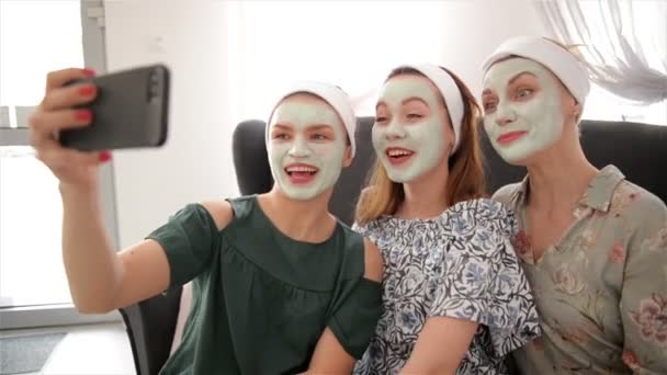 Tres jóvenes mujeres felices con mascarillas tomando selfie en Spa Resort. Concepto de Amistad y Bienestar, Salud Belleza, Divertirse Juntos . — Vídeo de stock