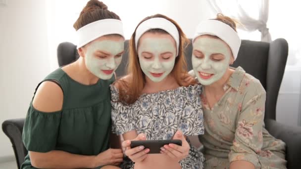 Skupina dívek trávení čas v lázeňském letovisku. Mladé dámy s velkou zábavou ze selfie na telefonu Smartphone. — Stock video