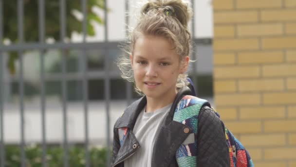 Portrait d'une lycéenne avec des sacs à dos près des escaliers près de l'édifice du Collège — Video