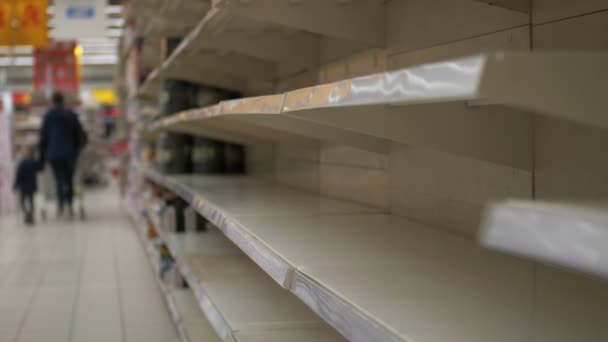 Estantes vacíos en la tienda. Supermercado con estantes vacíos para mercancías — Vídeo de stock