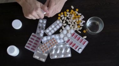 İntihar konsepti, aşırı dozda ilaç alan, kendini öldürmeye çalışan, bir sürü hap alan bir kadının eli..