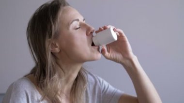Depresyonda olan depresyondaki kadın evinde otururken güçlü ilaçlar ve ağrı kesiciler alarak intihar etmek istiyor.