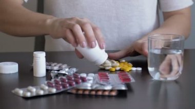 Evde intihar etmek için aşırı dozda hap alan bir kadın. Depresyondaki kız ölümcül dozda hap alarak intihar ediyor. Elimde ilaç var..