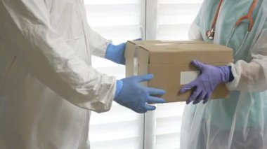 COVID-19 salgını sırasındaki sadaka. Gönüllü doktor kutusuna gerekli ilaçları verir..