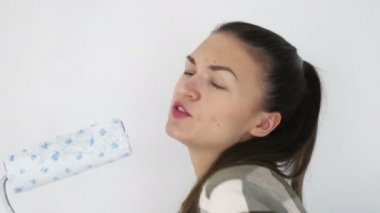 Kadın tamir sırasında şarkı söylüyor. Pateni mikrofon gibi kullanıyor. Keyfin yerinde..