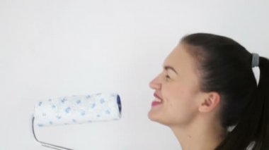 Neşeli kadın tamir sırasında şarkı söyler. Pateni mikrofon gibi kullanıyor. Keyfin yerinde..