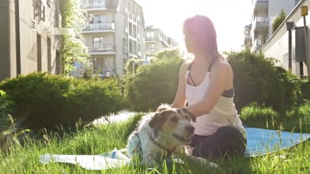 Bella donna entra per lo sport nel cortile della sua casa. Cane preferito nelle vicinanze . — Video Stock