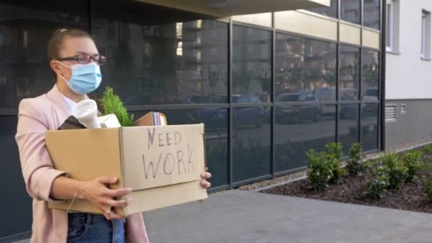 Empresario con máscara médica sosteniendo un letrero Need WORK. Desempleo como consecuencia de la pandemia de COVID-19 . — Vídeos de Stock