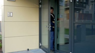 İşini yeni kaybetmiş üzgün orta yaşlı bir yönetici ofis binasından çıkıyor. Elinde kişisel eşyalarının olduğu bir kutu var. Ekonomik kriz. Şirket personelinin azaltılması. İşsizlik Kurumu.