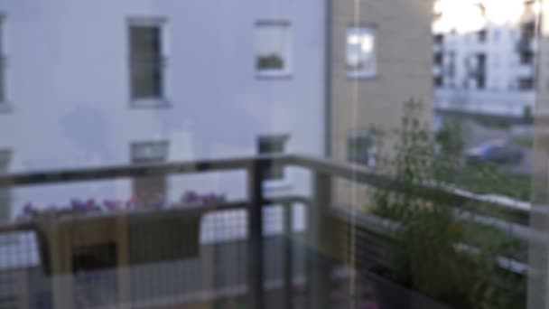 Женщина-агент по недвижимости вешает табличку ДЛЯ аренды на окно квартиры . — стоковое видео
