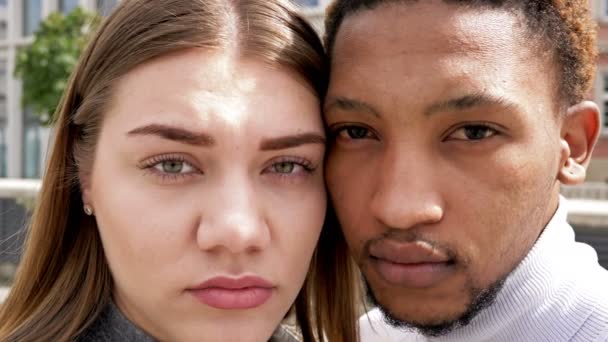 Siyah adam ve beyaz kızın yakın portresi. Farklı insan ırkları arasındaki ilişki ve birlik kavramı. — Stok video