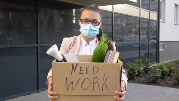 Bizneswoman trzymająca znak potrzebuje pracy. Podczas pandemii Covid-19. Bezrobotni. — Wideo stockowe