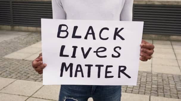 Αφίσα BLACK ζει θέμα στα χέρια ενός μαύρου άνδρα. — Αρχείο Βίντεο